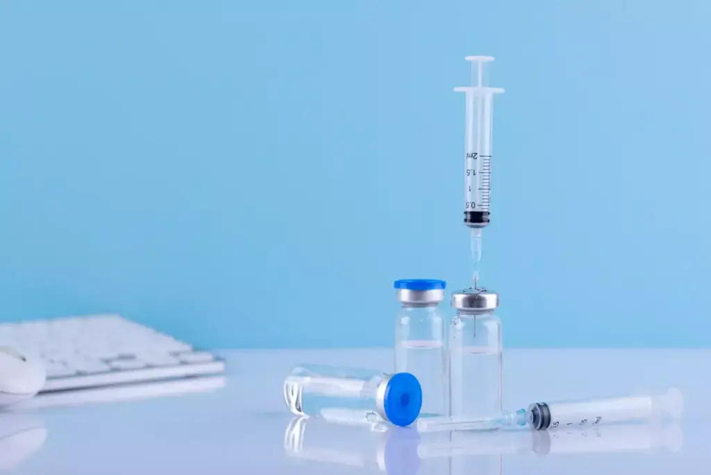 A clinical, well-lit medical setting with a table in the foreground displaying an assortment of chemotherapy needles. The needles are meticulously arranged, showcasing their varying sizes, gauges, and tip designs. The background is blurred, maintaining the focus on the central subject. Soft, directional lighting highlights the metallic sheen of the needles, conveying a sense of precision and professionalism. The overall mood is informative and educational, suitable for a medical reference article. A clinical, well-lit medical setting with a table in the foreground displaying an assortment of chemotherapy needles. The needles are meticulously arranged, showcasing their varying sizes, gauges, and tip designs. The background is blurred, maintaining the focus on the central subject. Soft, directional lighting highlights the metallic sheen of the needles, conveying a sense of precision and professionalism. The overall mood is informative and educational, suitable for a medical reference article.