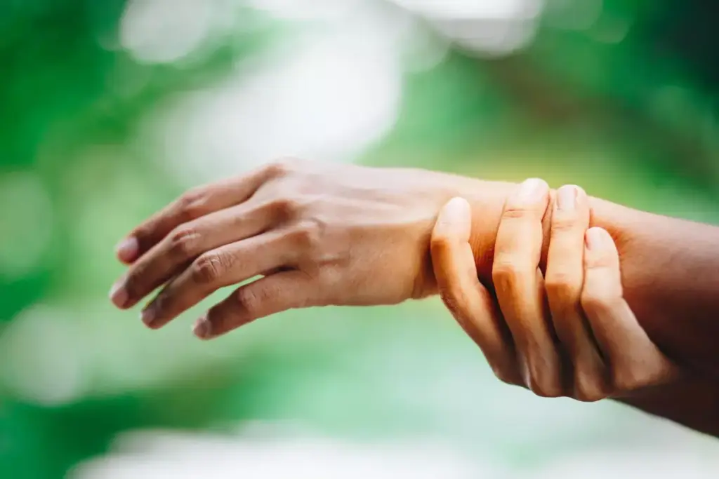 A close-up view of an arthritic hand gently massaging the joints, with a soothing blue-green gel or cream visible. The fingers are slightly swollen and the skin has a reddish hue, indicating inflammation. The background is soft and blurred, with a sense of tranquility and relaxation. Warm, diffused lighting illuminates the scene, creating a comforting and therapeutic atmosphere. The composition emphasizes the importance of self-care and the relief that can be found in simple, effective over-the-counter remedies for managing the discomfort of arthritis.