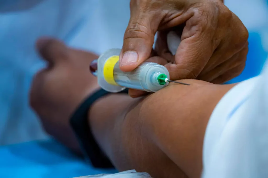 A cross-section of bone marrow, bathed in a warm, golden light. The intricate network of blood vessels and sinuses is rendered in meticulous detail, conveying the vital role of this tissue in hematopoiesis. Hematopoietic stem cells are visible, nestled within the supportive stroma, their dynamic potential radiating outwards. The composition emphasizes the three-dimensional structure, inviting the viewer to explore the complexities of this fundamental physiological system. Subtle textures and a sense of depth enhance the realism, capturing the essence of this essential component of the human body.