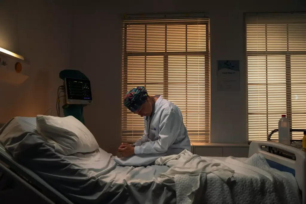 A dimly lit hospital room, the air thick with the scent of mortality. In the foreground, a withered figure lies motionless on the bed, their features obscured by the harsh shadows cast by the flickering overhead lamp. The middle ground reveals a haze of medical equipment, tubes, and monitors, a testament to the futile struggle against the relentless march of the glioblastoma. In the background, a window frames a bleak, gray sky, echoing the somber mood. The scene is bathed in a muted, somber palette, evoking a sense of despair and the inevitable conclusion of this devastating disease.