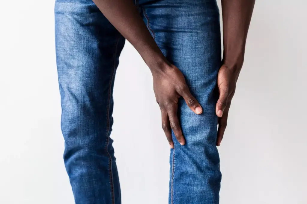 A high-resolution digital illustration depicting the common causes of knee revision surgery. In the foreground, a detailed anatomical cross-section of the knee joint showcases the various components that can potentially fail, such as the implant, bone, and surrounding tissues. In the middle ground, medical imagery like X-rays and MRI scans highlight specific conditions like implant loosening, infection, and wear. The background features a clean, clinical environment with subtle lighting to convey the seriousness and complexity of the procedure. The overall composition should be informative, visually engaging, and coherent with the article's subject and section title. A high-resolution digital illustration depicting the common causes of knee revision surgery. In the foreground, a detailed anatomical cross-section of the knee joint showcases the various components that can potentially fail, such as the implant, bone, and surrounding tissues. In the middle ground, medical imagery like X-rays and MRI scans highlight specific conditions like implant loosening, infection, and wear. The background features a clean, clinical environment with subtle lighting to convey the seriousness and complexity of the procedure. The overall composition should be informative, visually engaging, and coherent with the article's subject and section title.