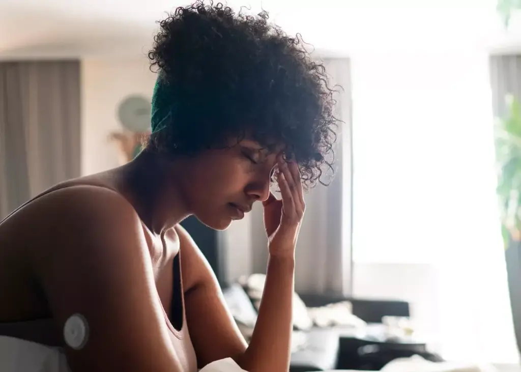 A woman experiences a chemotherapy-induced headache, her face etched with discomfort. Soft, diffused lighting illuminates her expression, casting shadows that accentuate the tension in her brow and the weariness in her eyes. The background is hazy, blurred, and muted, keeping the focus on the subject's pained countenance. The composition is tight, capturing the intimate, personal nature of the moment, conveying the physiological and emotional distress associated with the side effects of cancer treatment. A woman experiences a chemotherapy-induced headache, her face etched with discomfort. Soft, diffused lighting illuminates her expression, casting shadows that accentuate the tension in her brow and the weariness in her eyes. The background is hazy, blurred, and muted, keeping the focus on the subject's pained countenance. The composition is tight, capturing the intimate, personal nature of the moment, conveying the physiological and emotional distress associated with the side effects of cancer treatment.