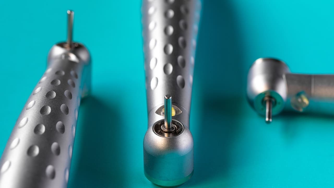 cobalt chrome vs titanium knee replacement