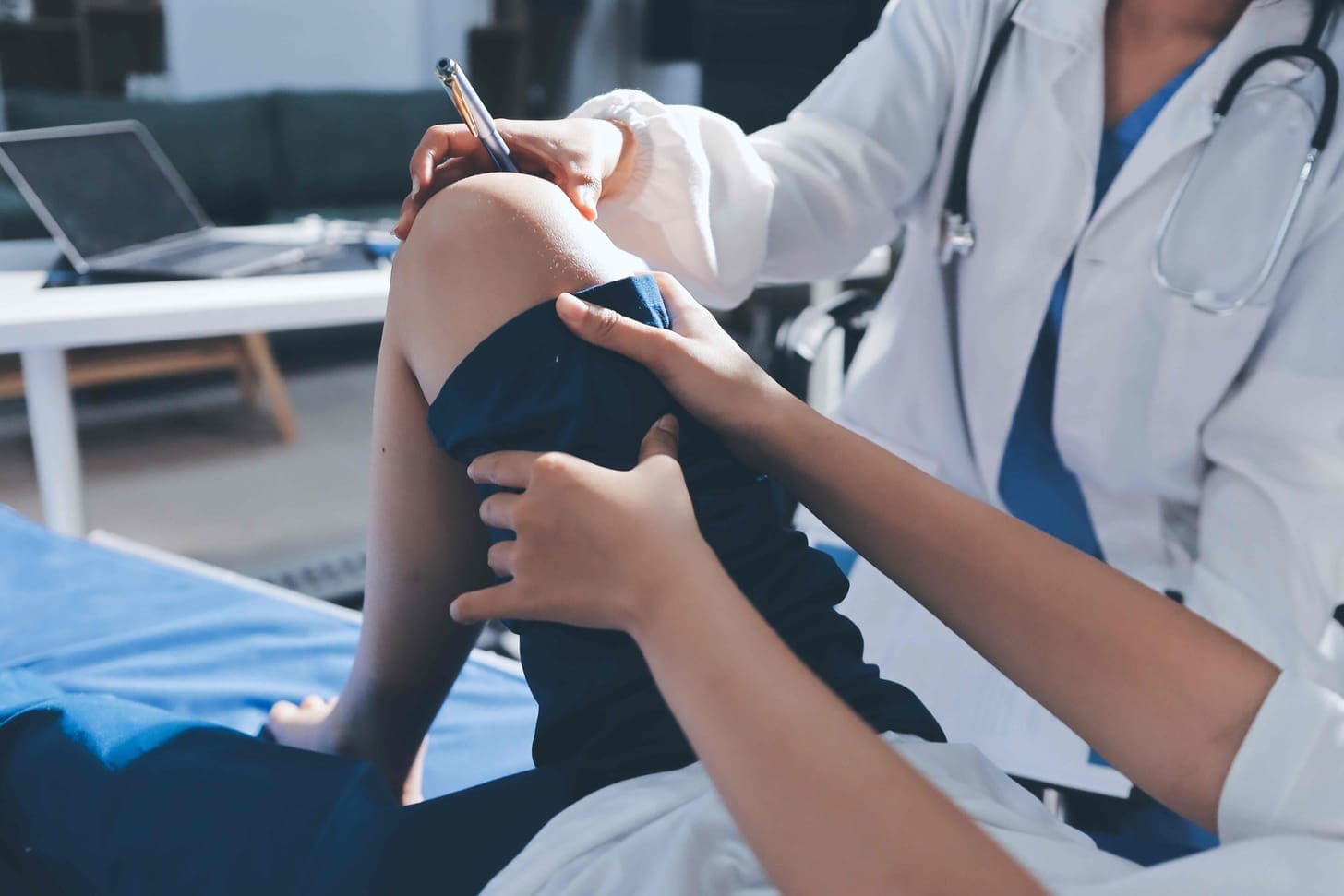 how long does a partial knee replacement surgery take