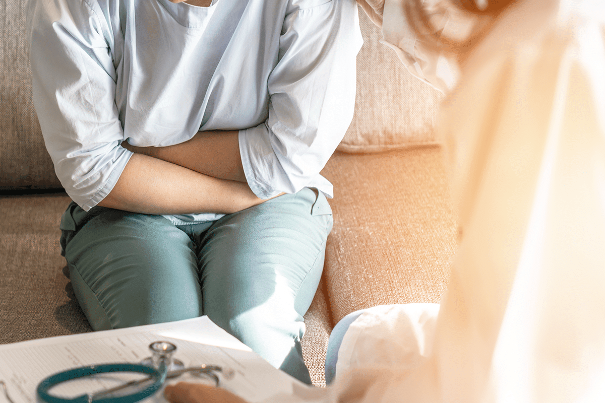 Identifying the Main symptom ovarian cancer presents.