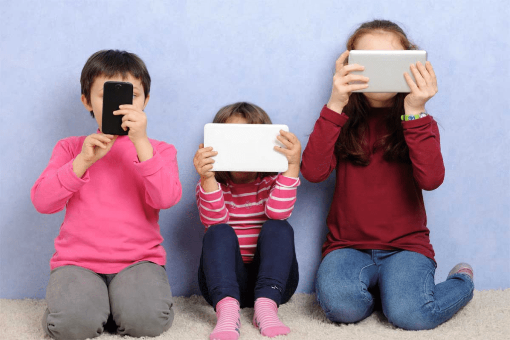 Screen Time in Kids: Hidden Dangers of Overuse 2 Screen Time in Kids: Hidden Dangers of Overuse