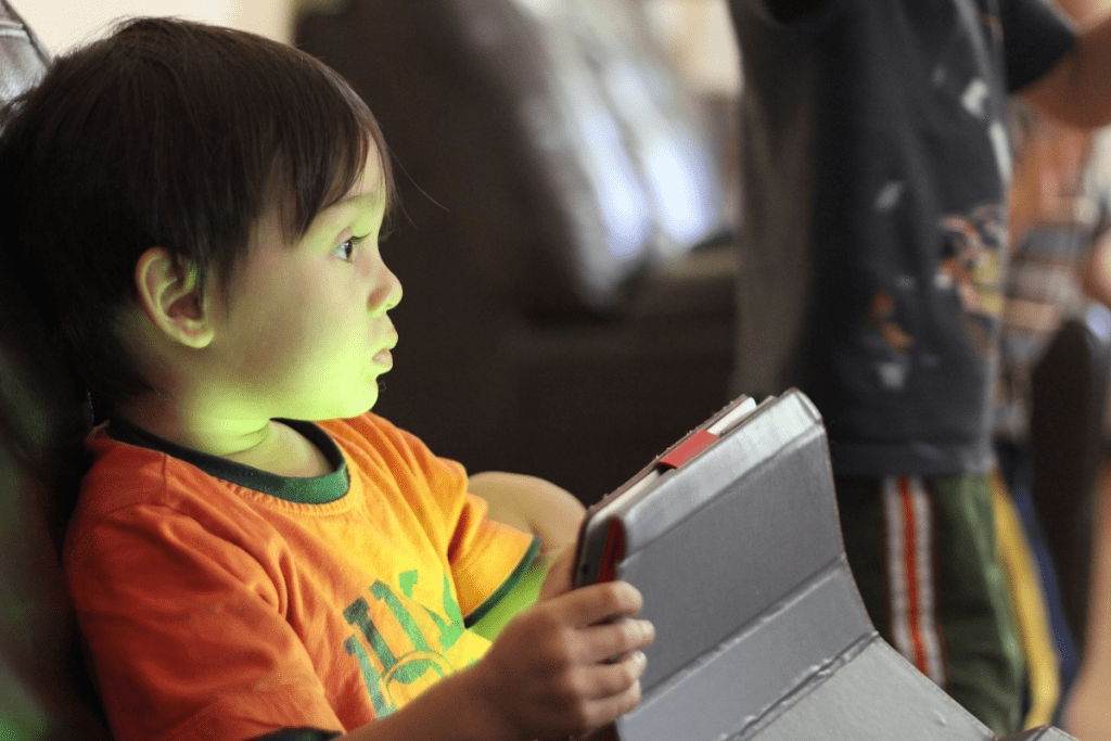 Screen Time in Kids: Hidden Dangers of Overuse 3 Screen Time in Kids: Hidden Dangers of Overuse