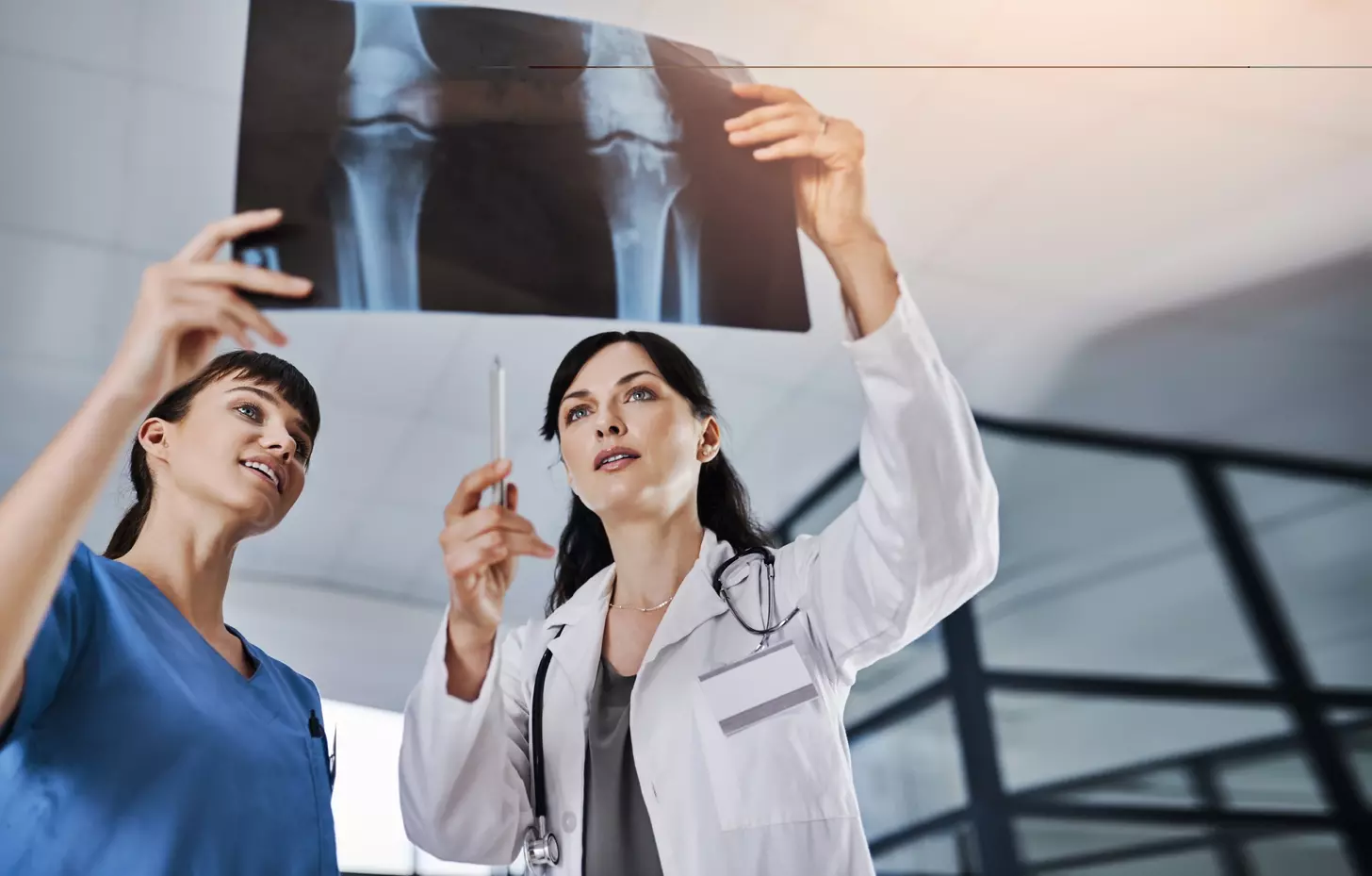 where do orthopedic surgeons work