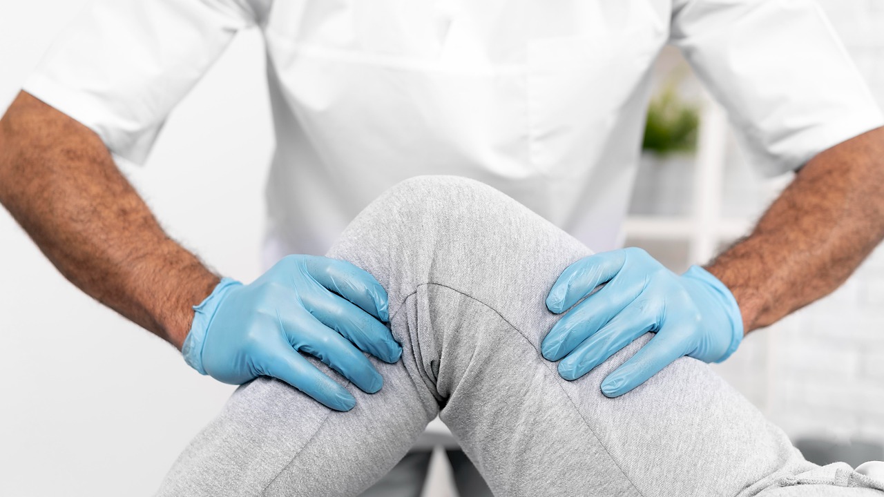 male physiotherapist checking woman s knee mobility yt thumbnail 1280 720 LIV Hospital